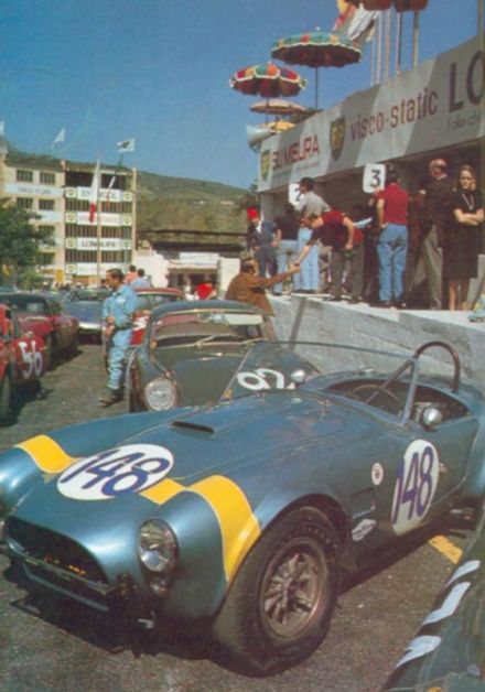 Masten Gregory i Innes Ireland - Shelby Cobra roadster.